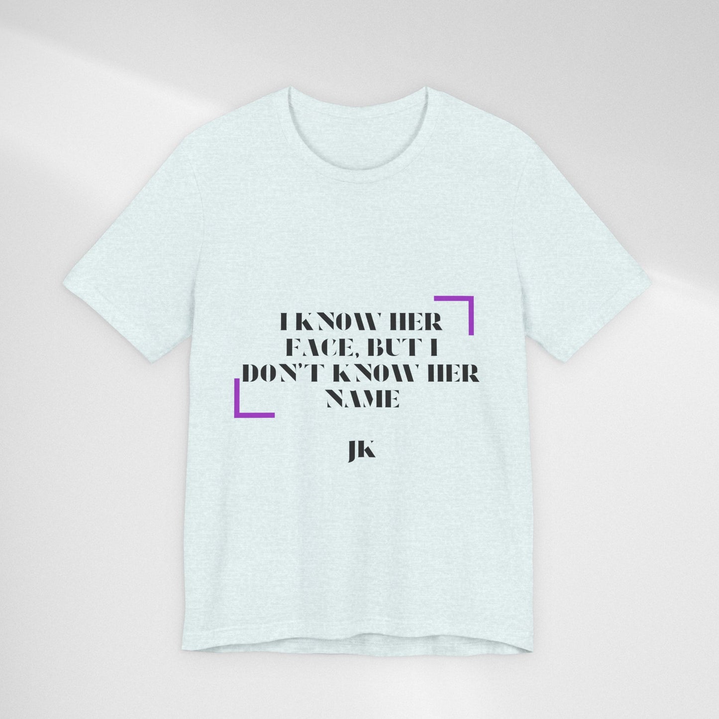 I Know Her Face Tee — Feminine Quote Graphic T‑Shirt