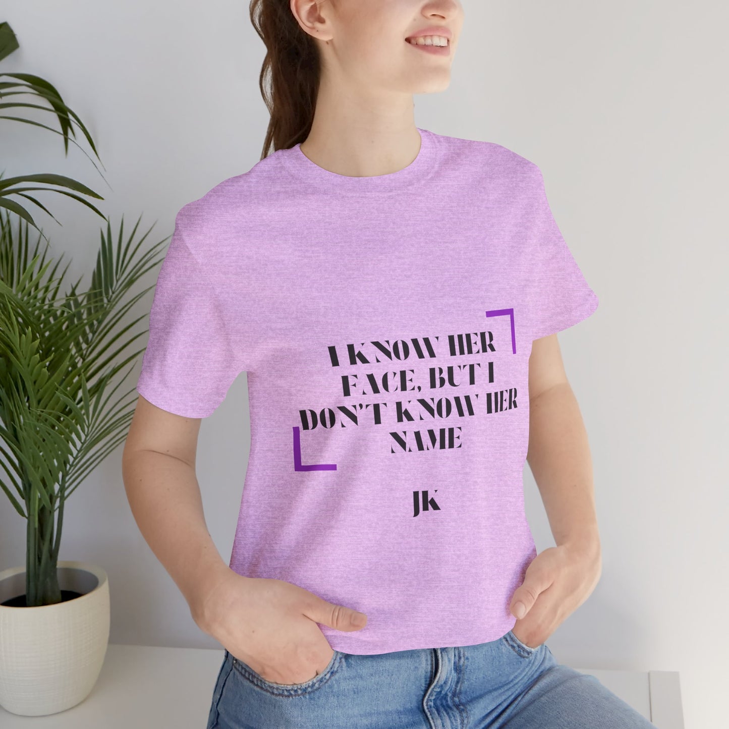 I Know Her Face Tee — Feminine Quote Graphic T‑Shirt