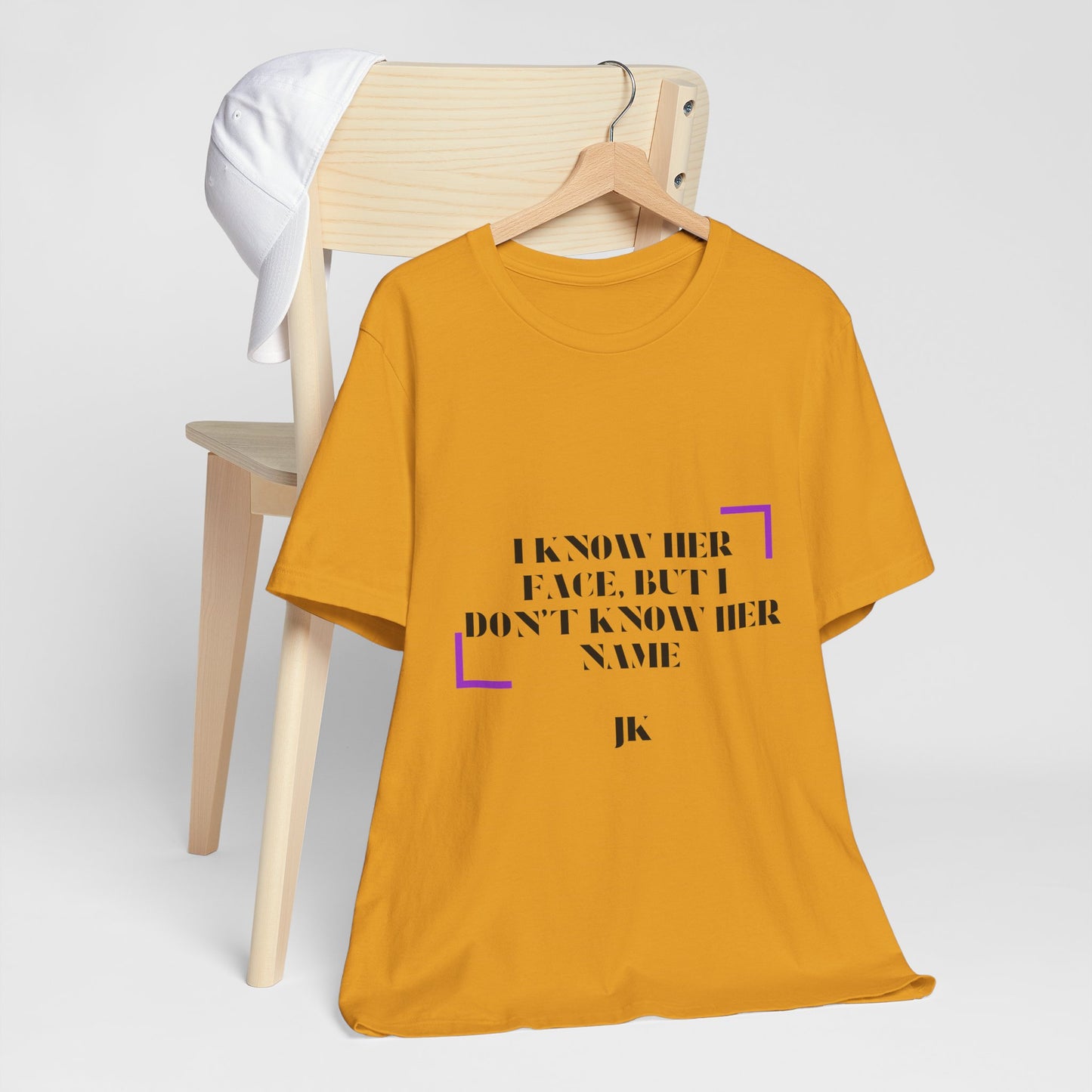 I Know Her Face Tee — Feminine Quote Graphic T‑Shirt
