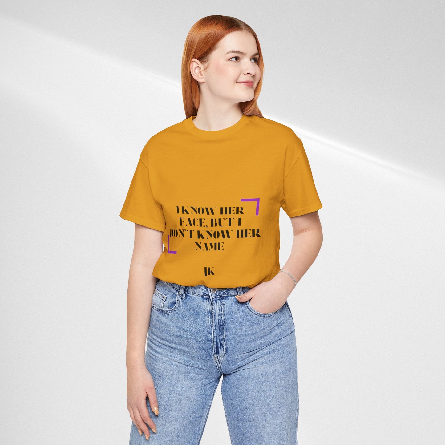 I Know Her Face Tee — Feminine Quote Graphic T‑Shirt