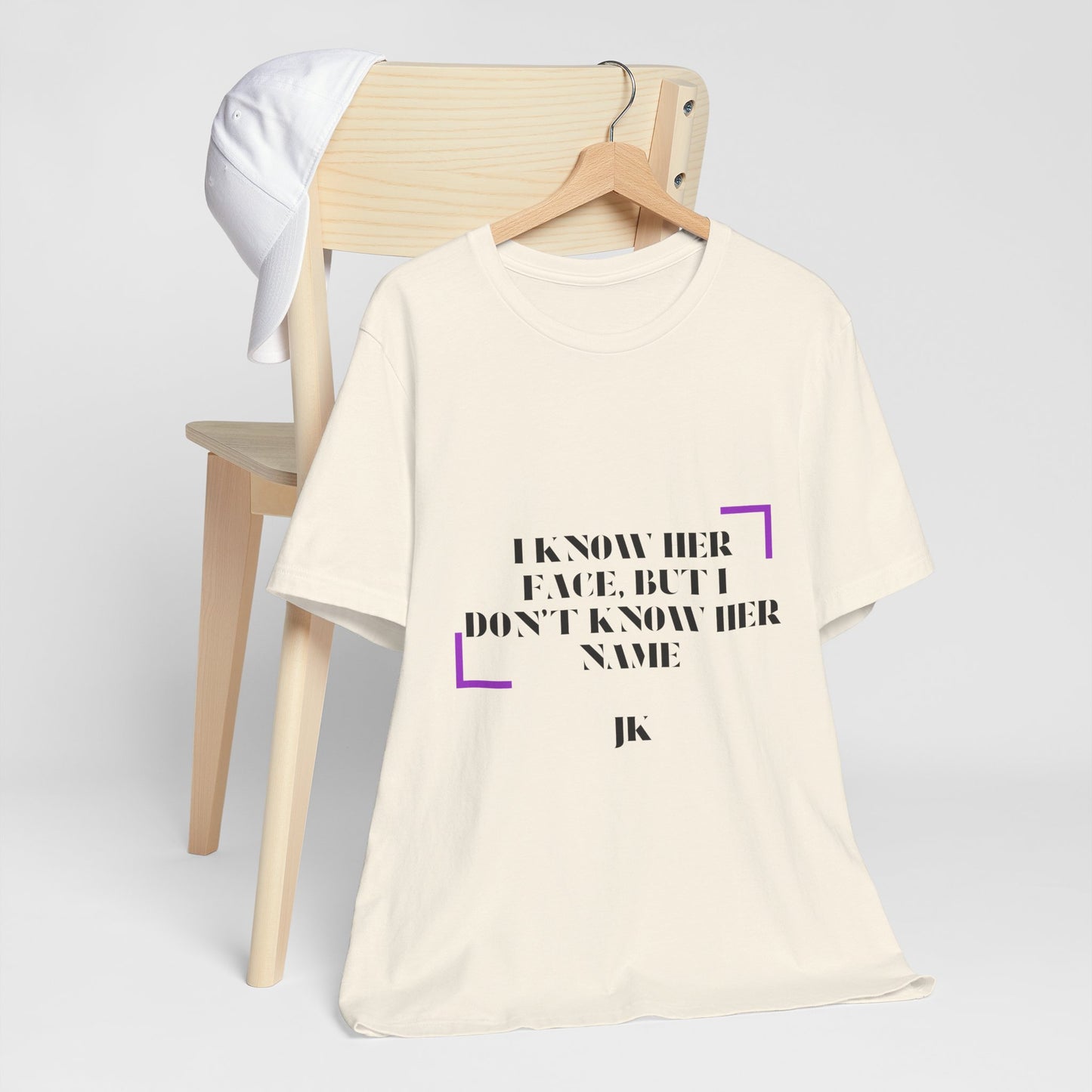 I Know Her Face Tee — Feminine Quote Graphic T‑Shirt