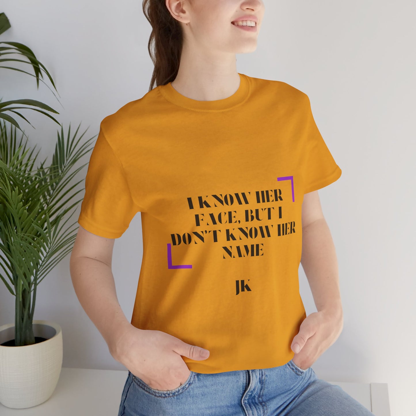 I Know Her Face Tee — Feminine Quote Graphic T‑Shirt