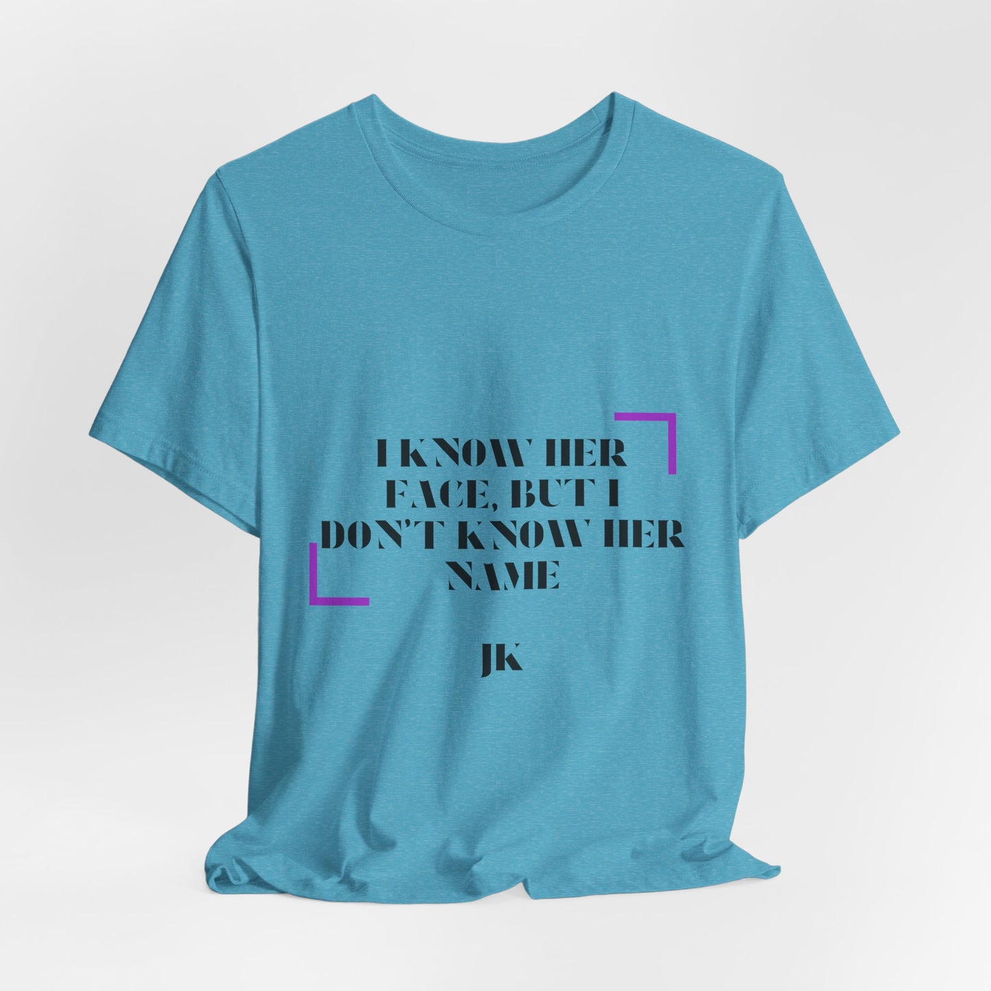 I Know Her Face Tee — Feminine Quote Graphic T‑Shirt