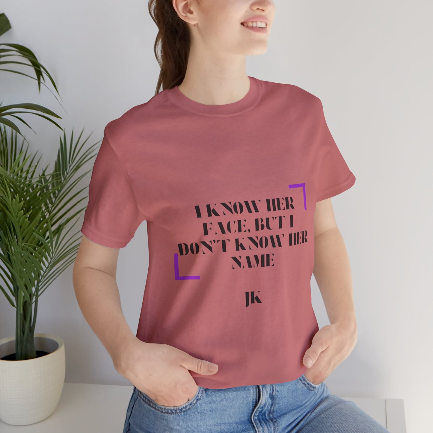 I Know Her Face Tee — Feminine Quote Graphic T‑Shirt