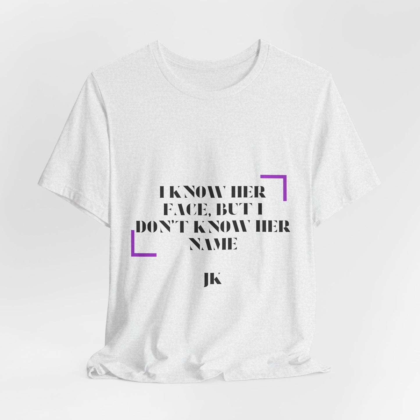 I Know Her Face Tee — Feminine Quote Graphic T‑Shirt