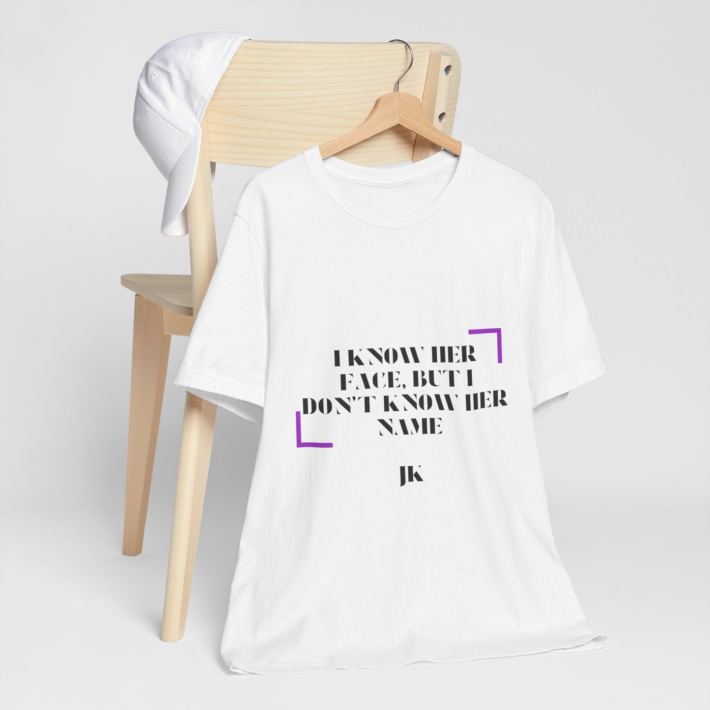 I Know Her Face Tee — Feminine Quote Graphic T‑Shirt