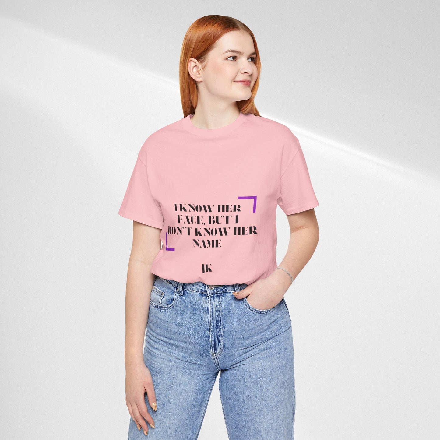 I Know Her Face Tee — Feminine Quote Graphic T‑Shirt