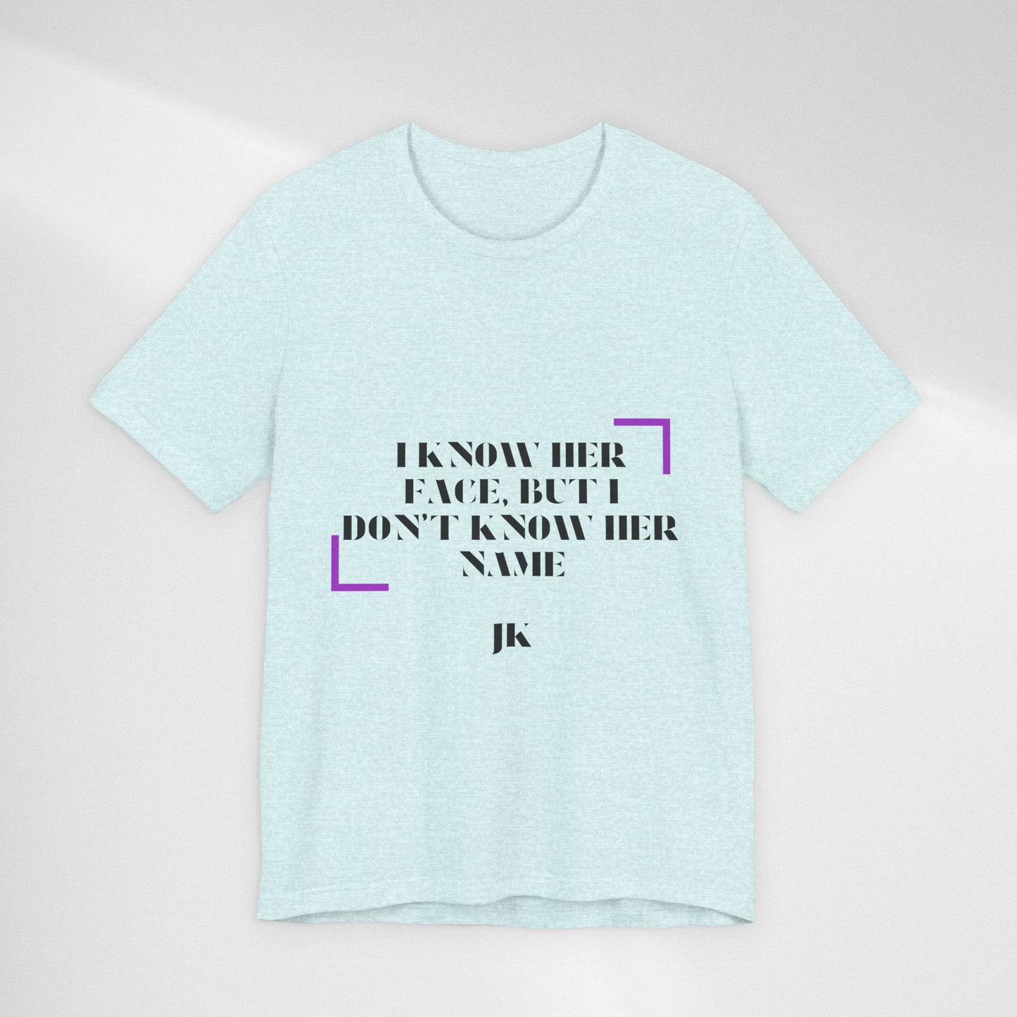 I Know Her Face Tee — Feminine Quote Graphic T‑Shirt