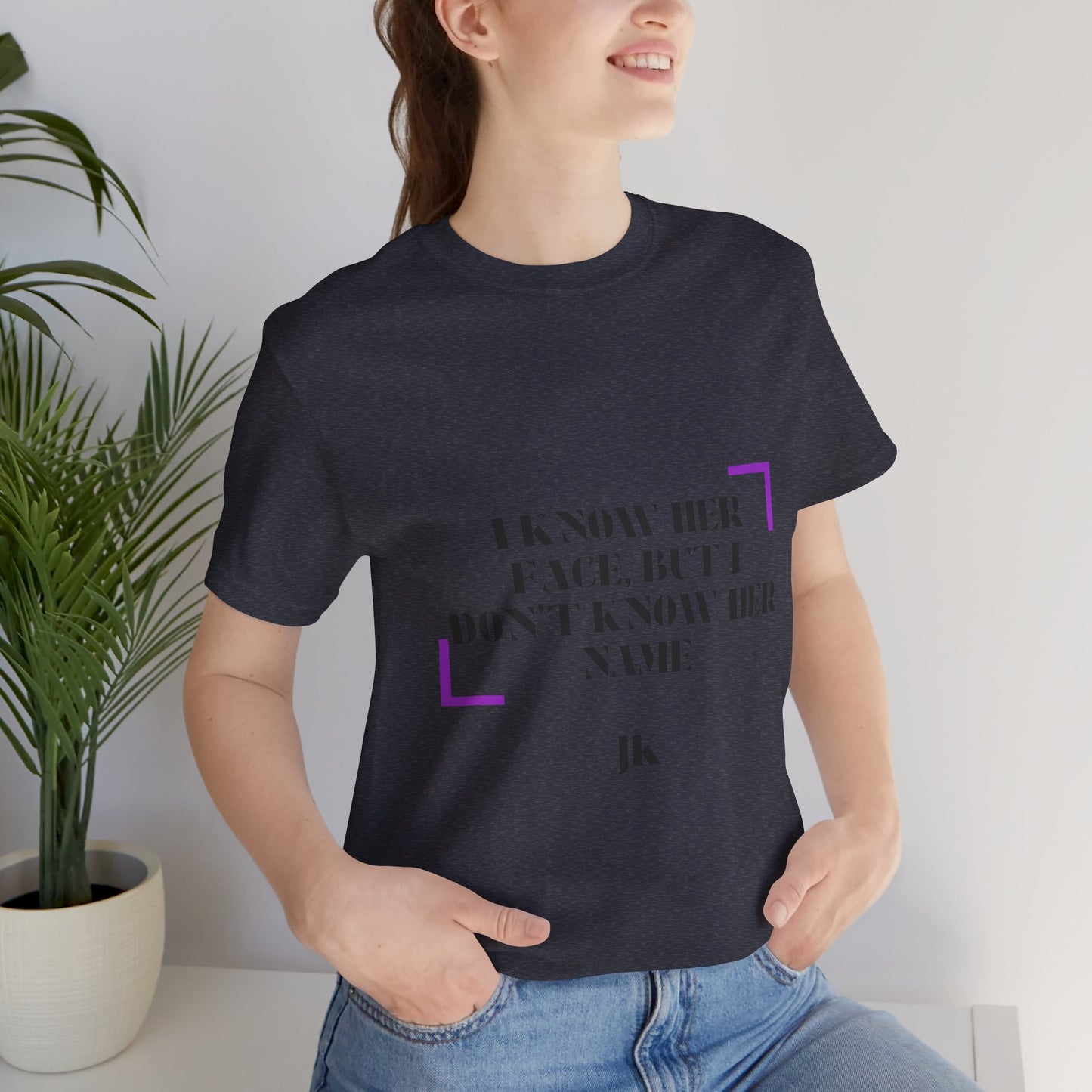I Know Her Face Tee — Feminine Quote Graphic T‑Shirt