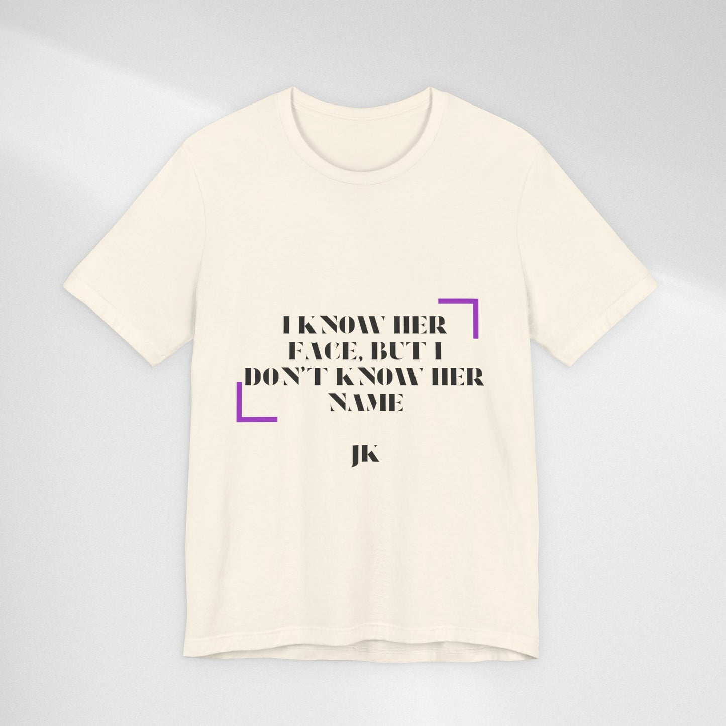I Know Her Face Tee — Feminine Quote Graphic T‑Shirt