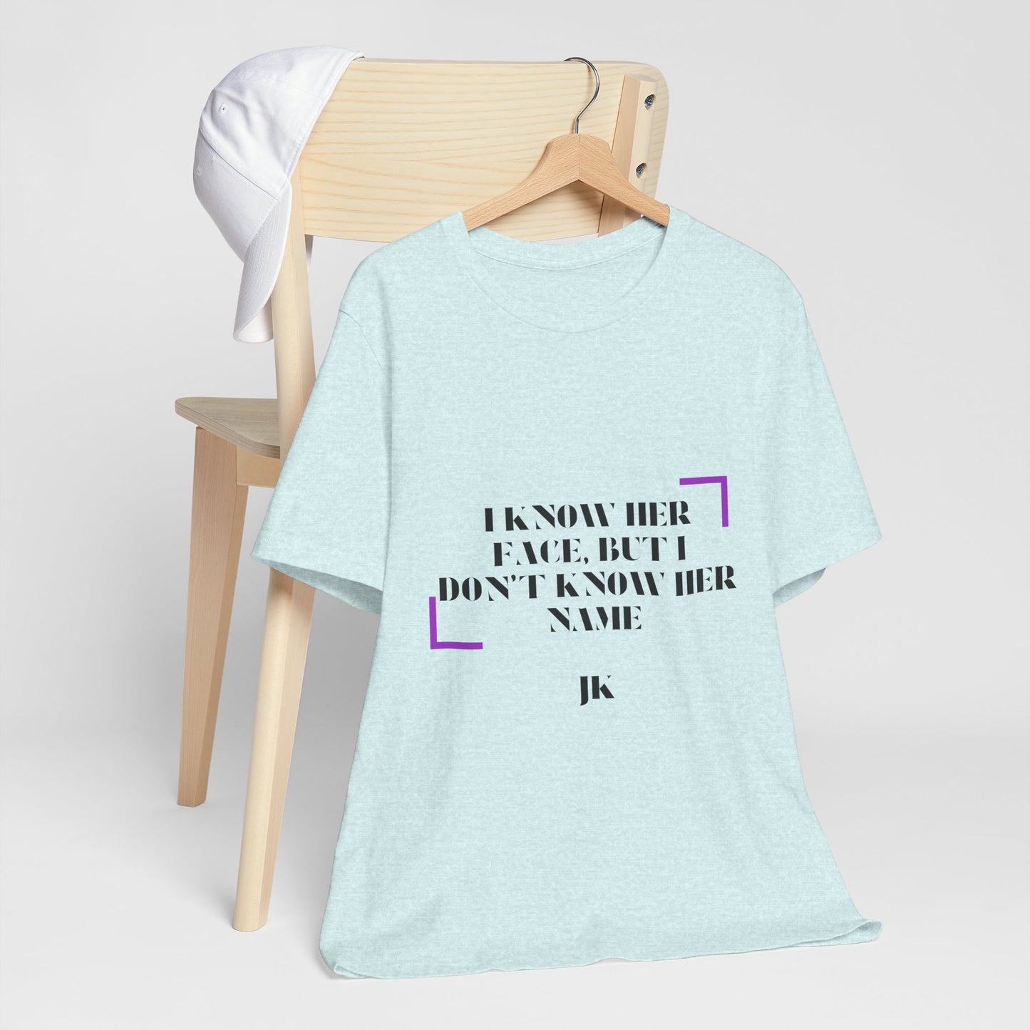 I Know Her Face Tee — Feminine Quote Graphic T‑Shirt