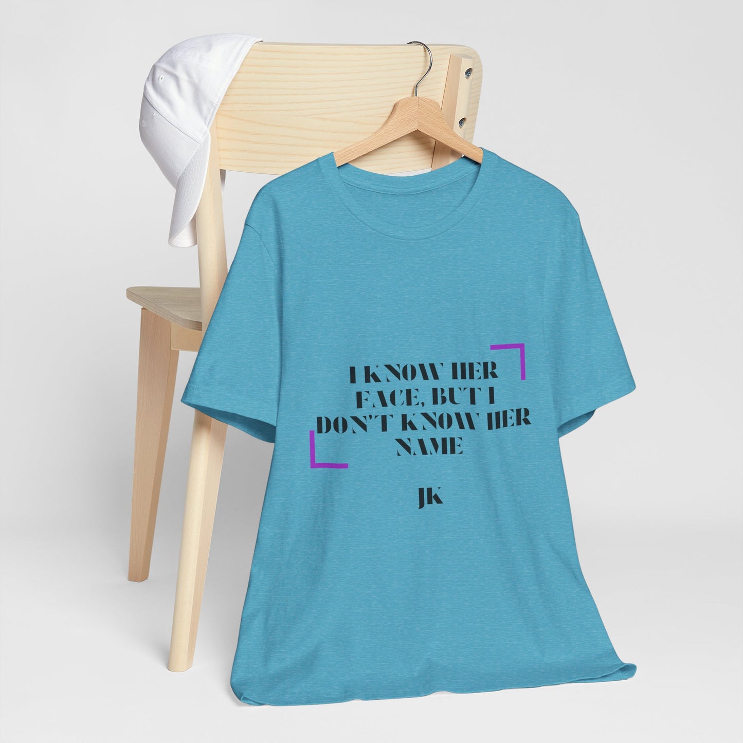 I Know Her Face Tee — Feminine Quote Graphic T‑Shirt