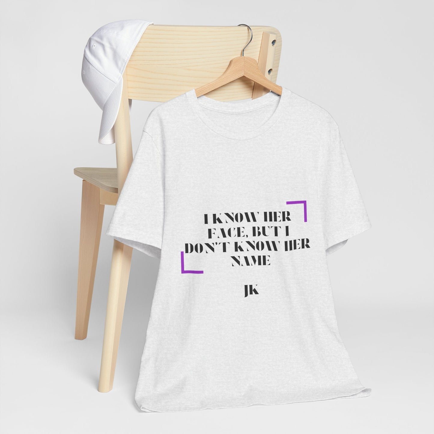 I Know Her Face Tee — Feminine Quote Graphic T‑Shirt
