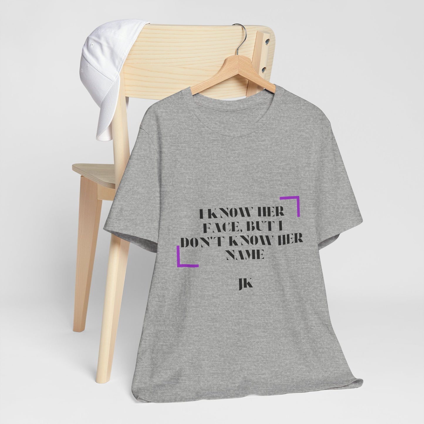 I Know Her Face Tee — Feminine Quote Graphic T‑Shirt