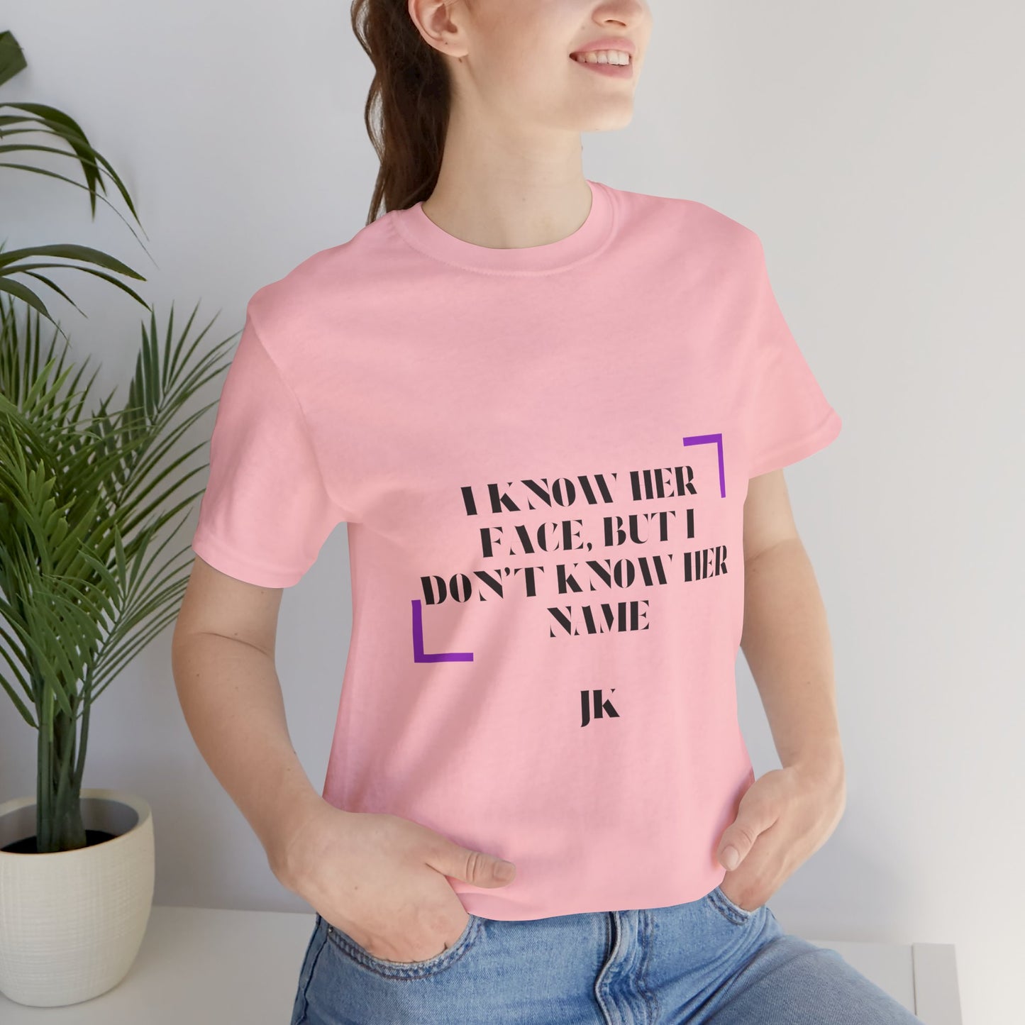 I Know Her Face Tee — Feminine Quote Graphic T‑Shirt