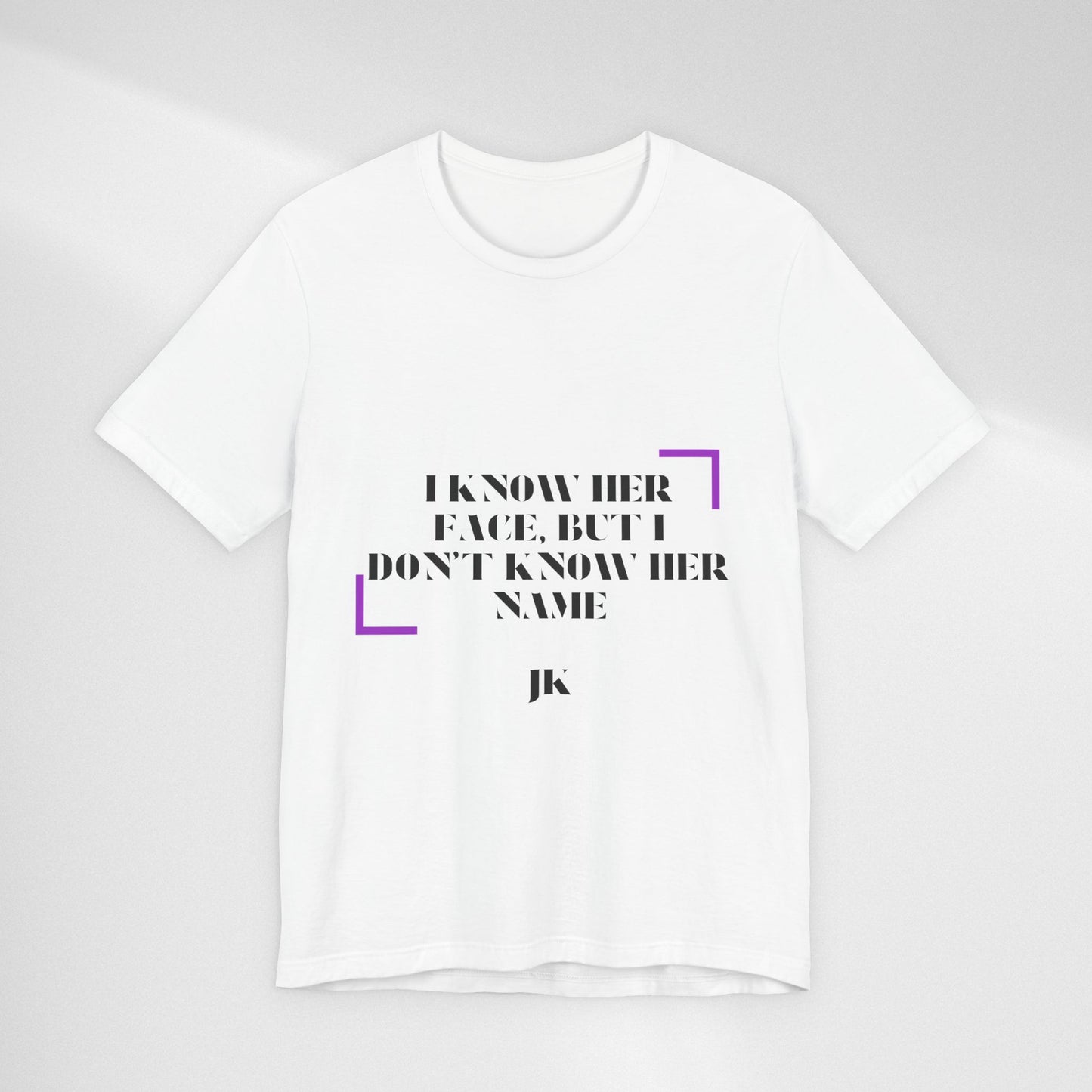 I Know Her Face Tee — Feminine Quote Graphic T‑Shirt
