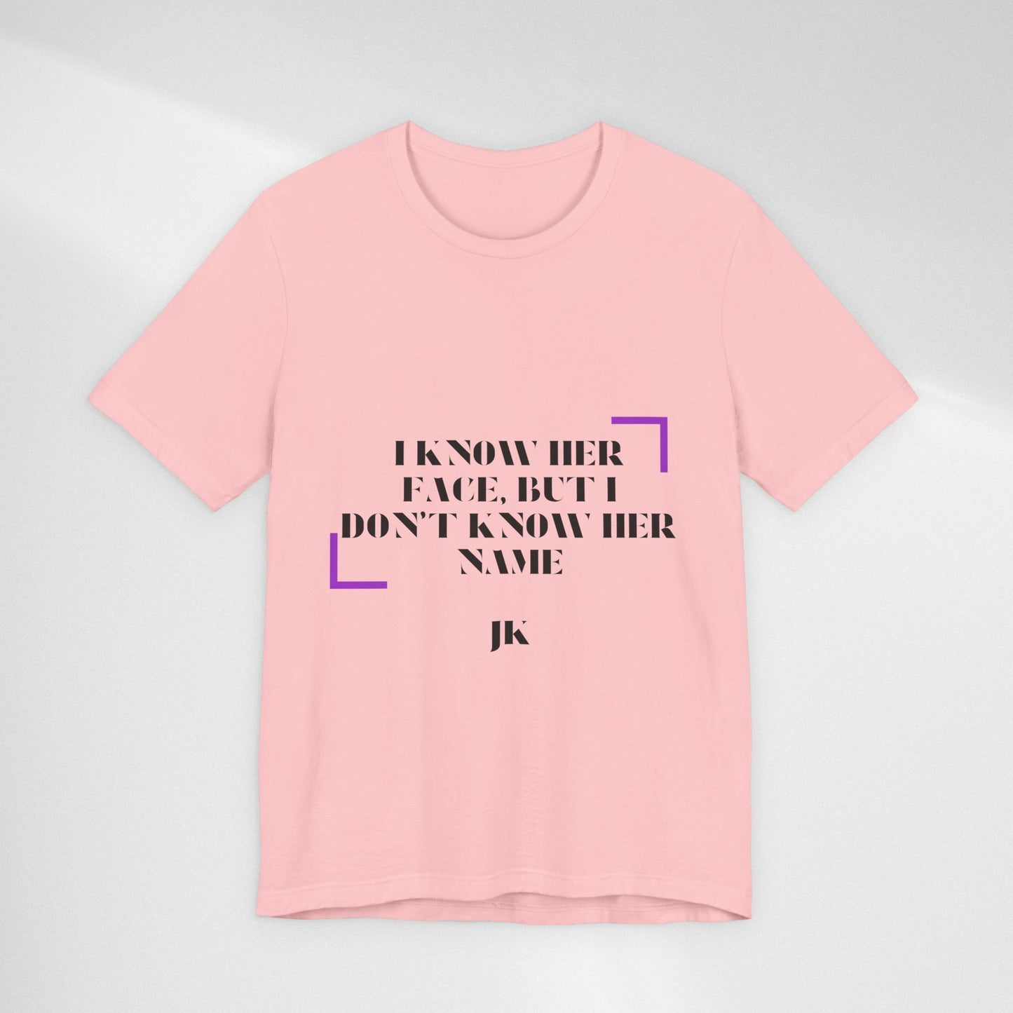 I Know Her Face Tee — Feminine Quote Graphic T‑Shirt