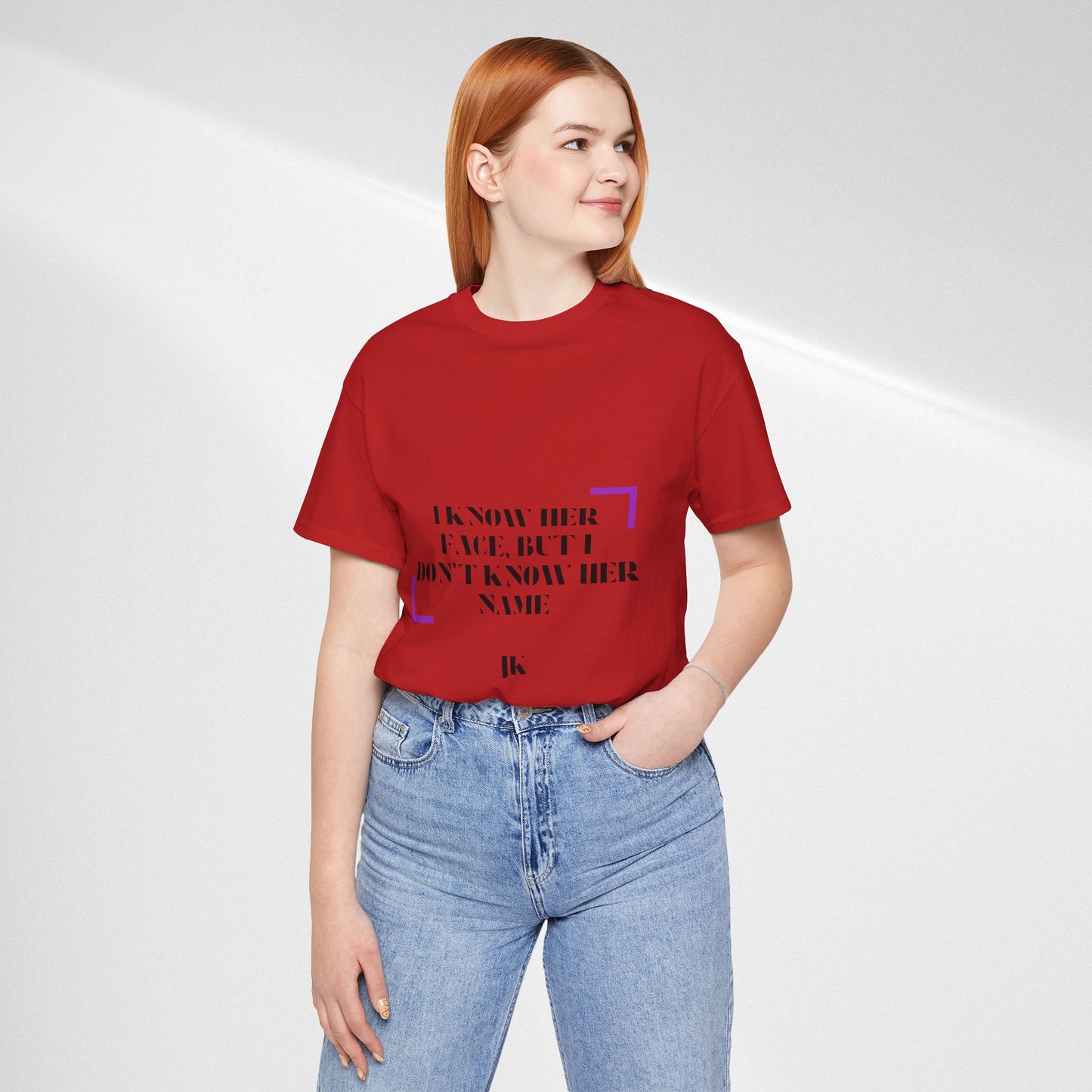 I Know Her Face Tee — Feminine Quote Graphic T‑Shirt