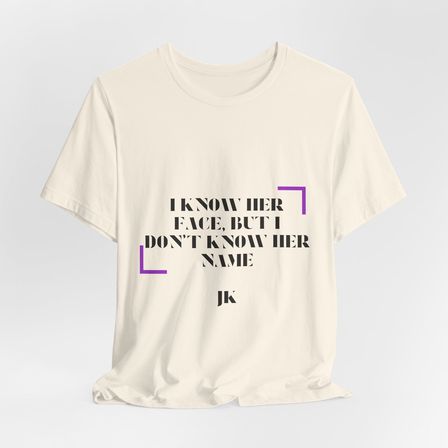 I Know Her Face Tee — Feminine Quote Graphic T‑Shirt