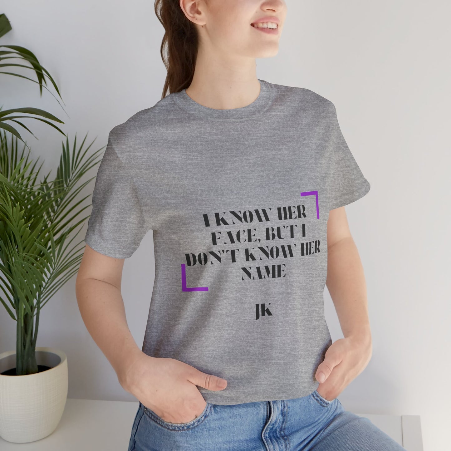 I Know Her Face Tee — Feminine Quote Graphic T‑Shirt