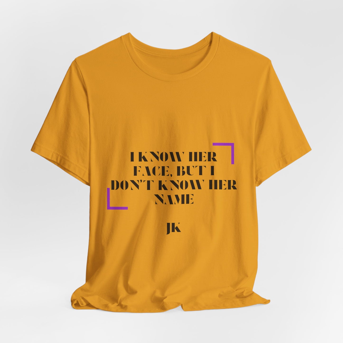 I Know Her Face Tee — Feminine Quote Graphic T‑Shirt