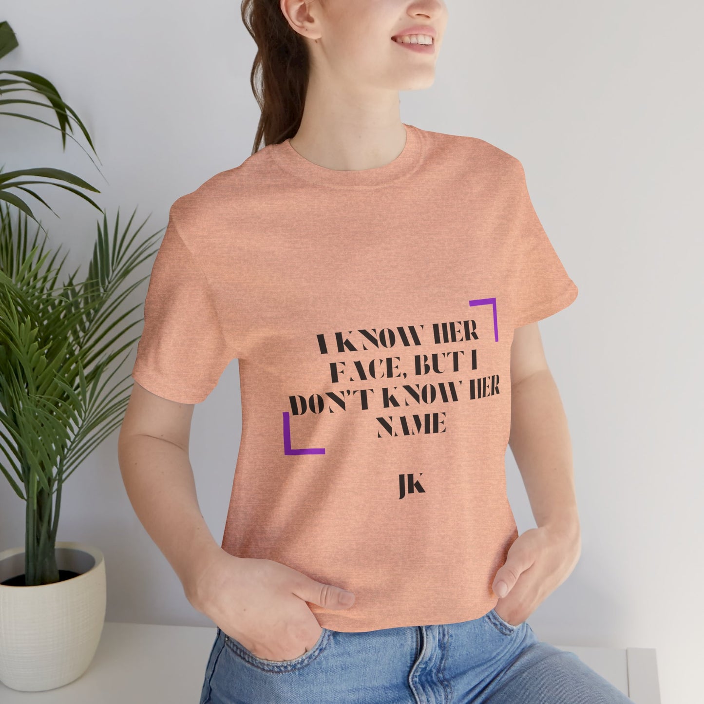 I Know Her Face Tee — Feminine Quote Graphic T‑Shirt