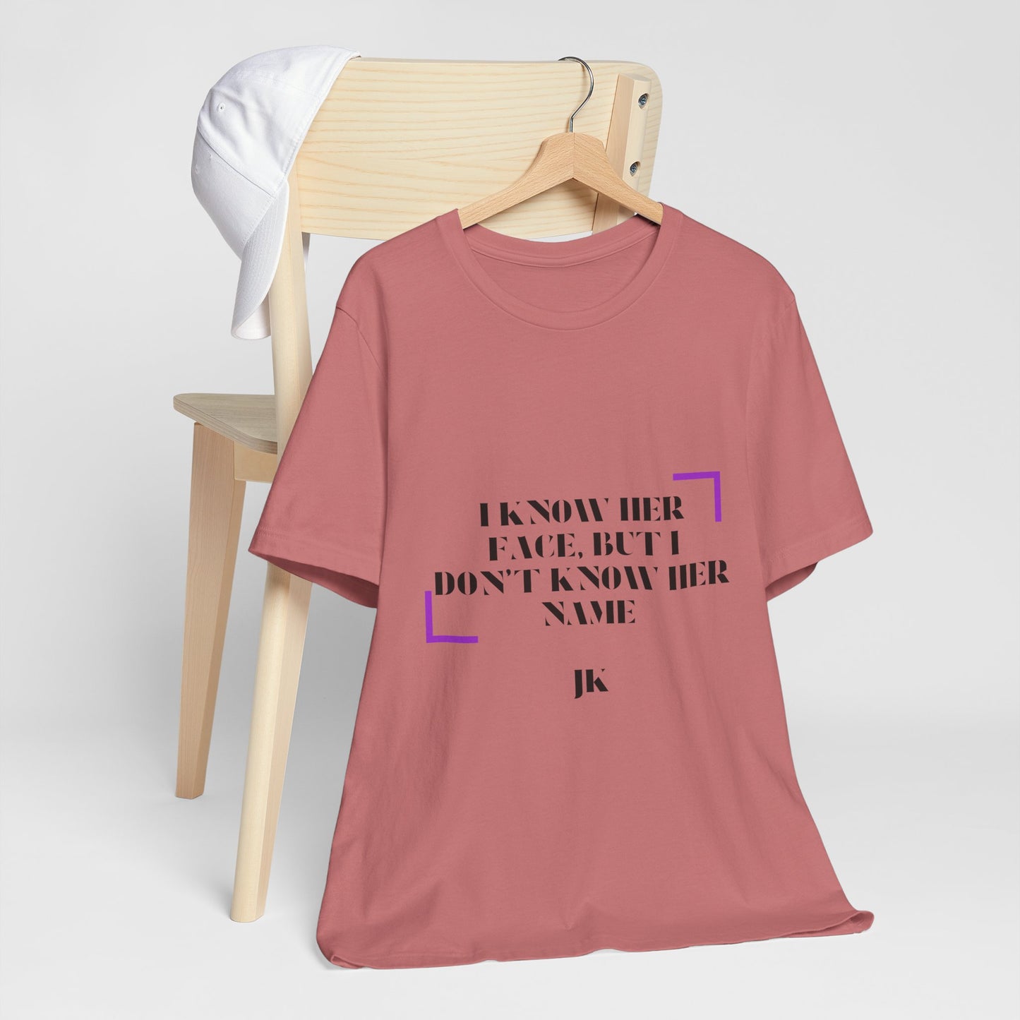 I Know Her Face Tee — Feminine Quote Graphic T‑Shirt