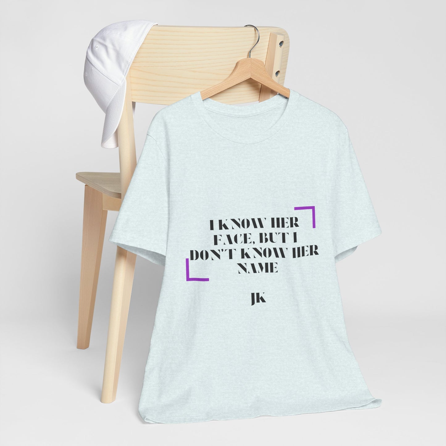 I Know Her Face Tee — Feminine Quote Graphic T‑Shirt