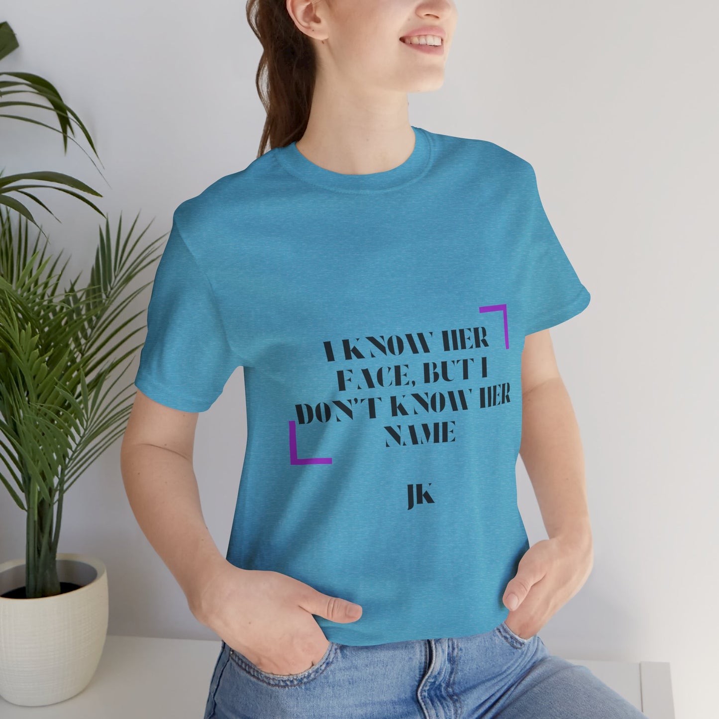 I Know Her Face Tee — Feminine Quote Graphic T‑Shirt