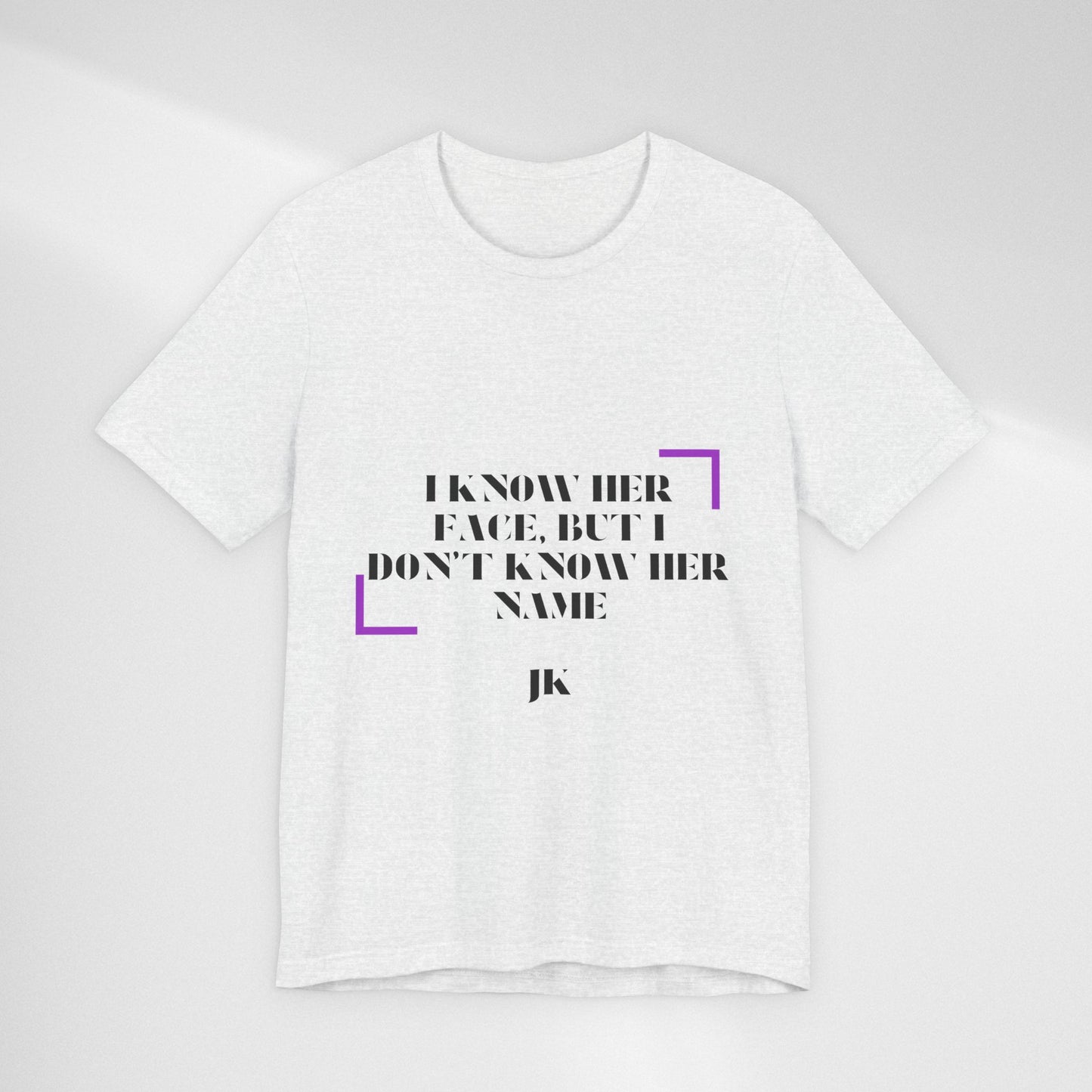 I Know Her Face Tee — Feminine Quote Graphic T‑Shirt