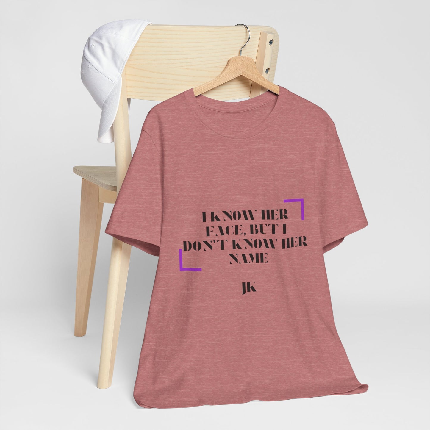 I Know Her Face Tee — Feminine Quote Graphic T‑Shirt