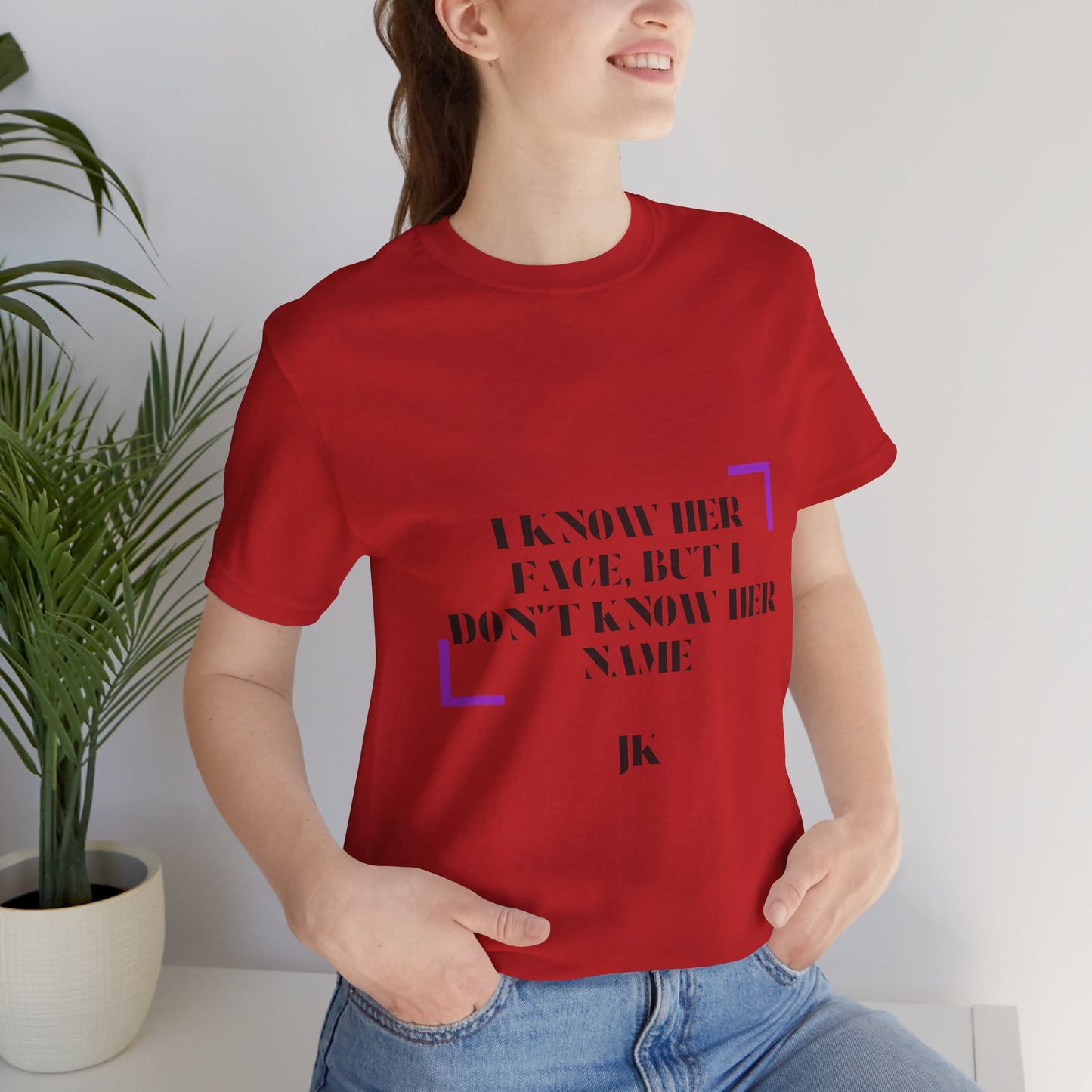 I Know Her Face Tee — Feminine Quote Graphic T‑Shirt