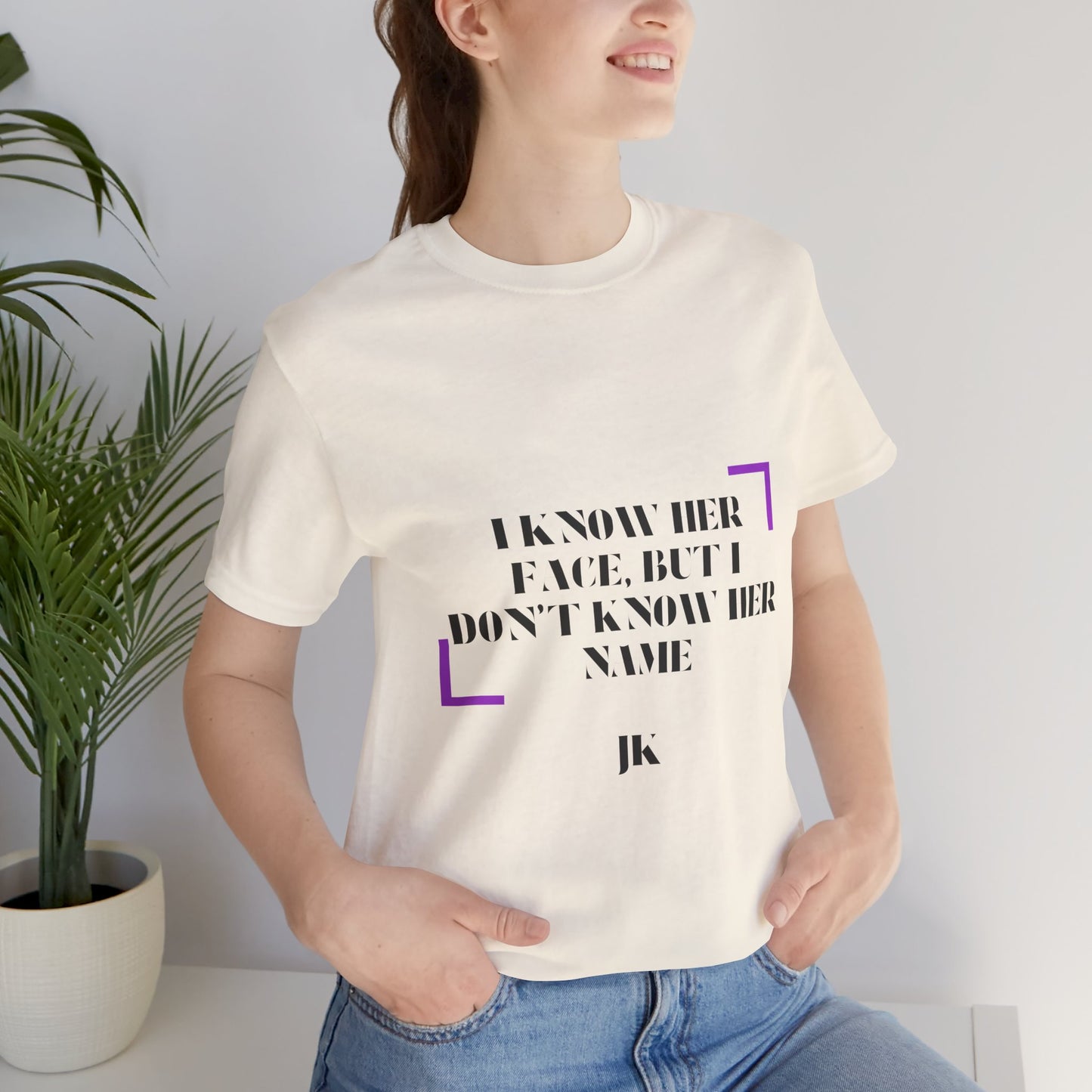 I Know Her Face Tee — Feminine Quote Graphic T‑Shirt