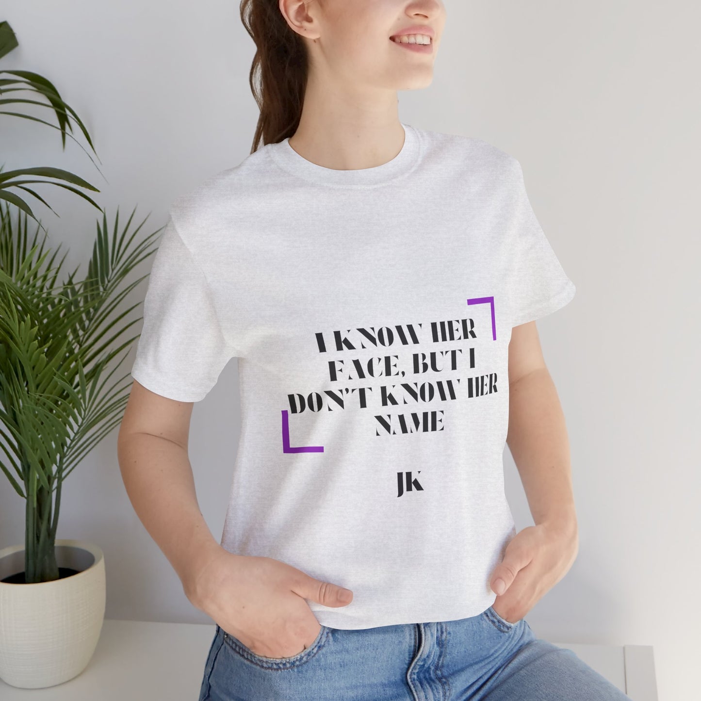 I Know Her Face Tee — Feminine Quote Graphic T‑Shirt