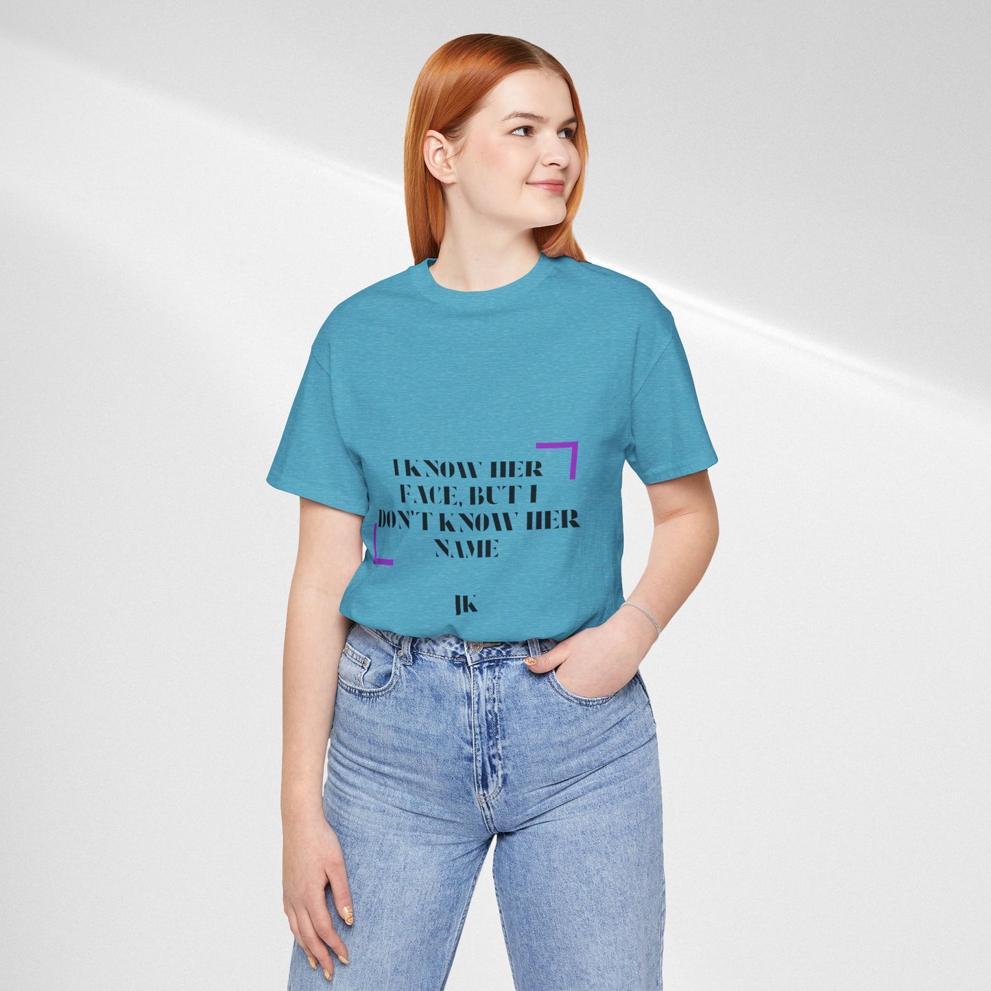 I Know Her Face Tee — Feminine Quote Graphic T‑Shirt