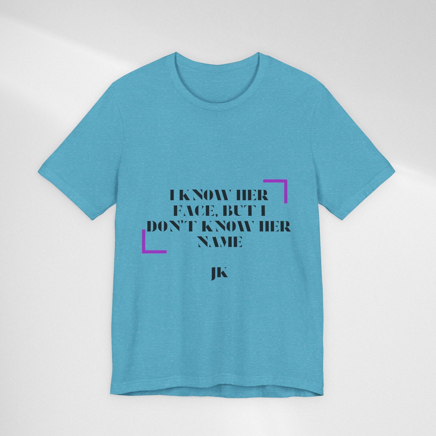 I Know Her Face Tee — Feminine Quote Graphic T‑Shirt