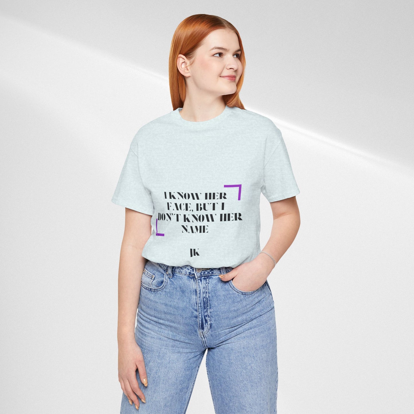 I Know Her Face Tee — Feminine Quote Graphic T‑Shirt