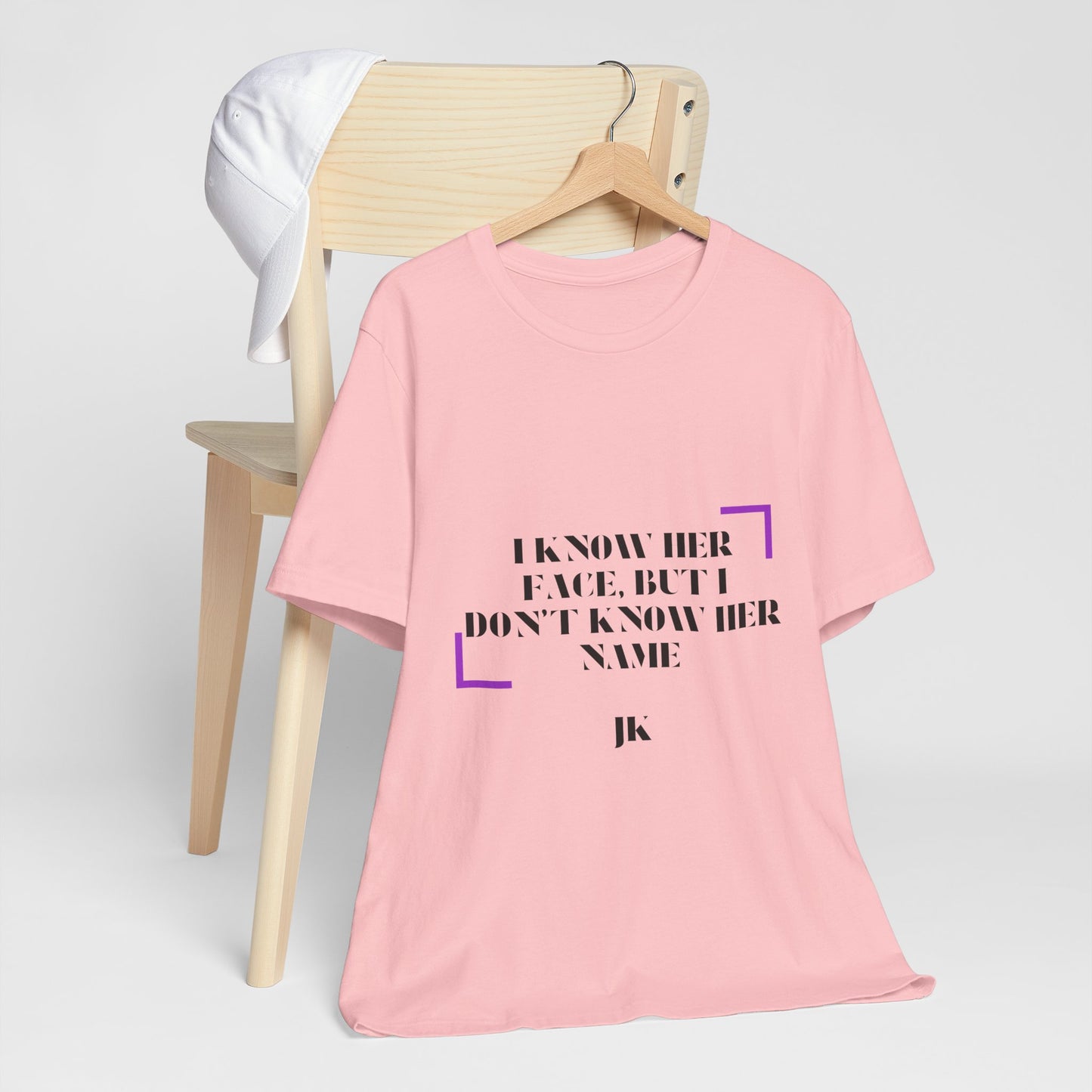 I Know Her Face Tee — Feminine Quote Graphic T‑Shirt