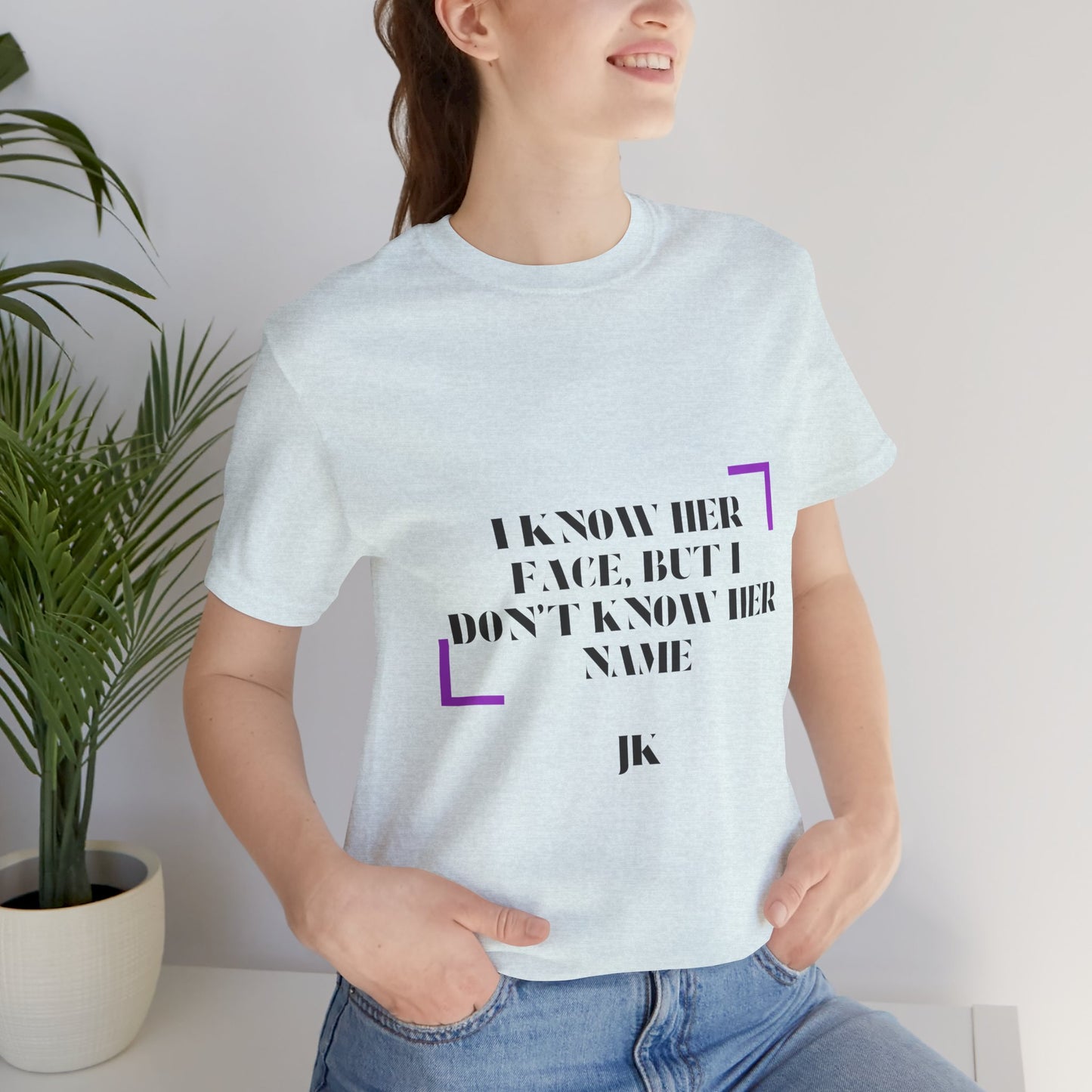 I Know Her Face Tee — Feminine Quote Graphic T‑Shirt