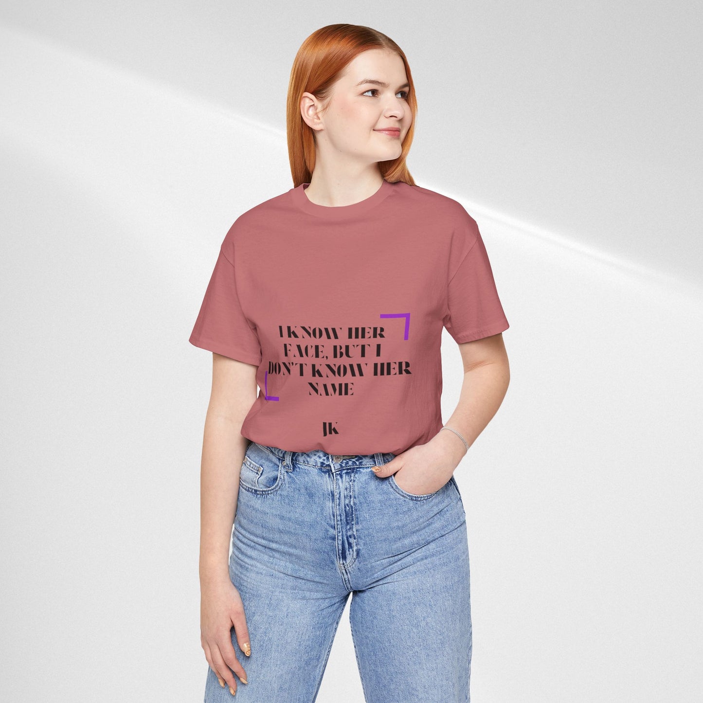 I Know Her Face Tee — Feminine Quote Graphic T‑Shirt