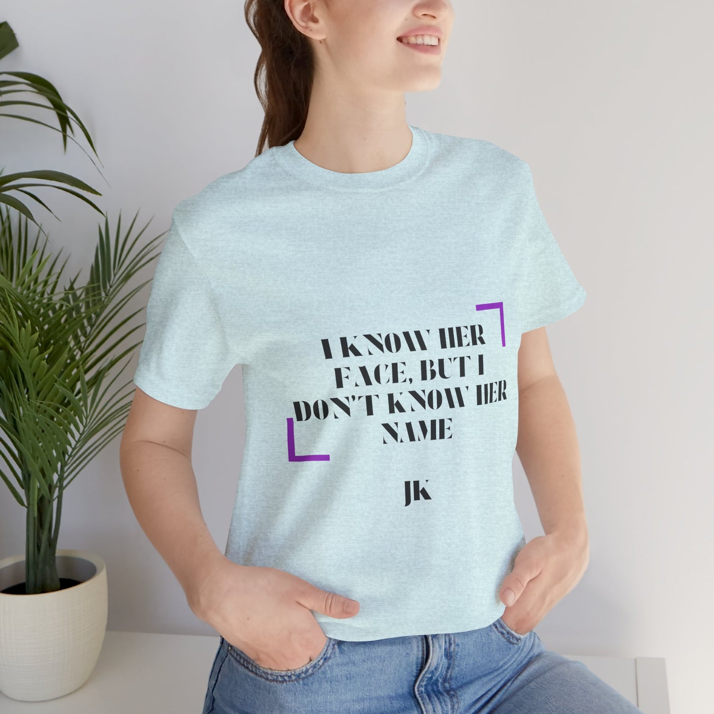I Know Her Face Tee — Feminine Quote Graphic T‑Shirt